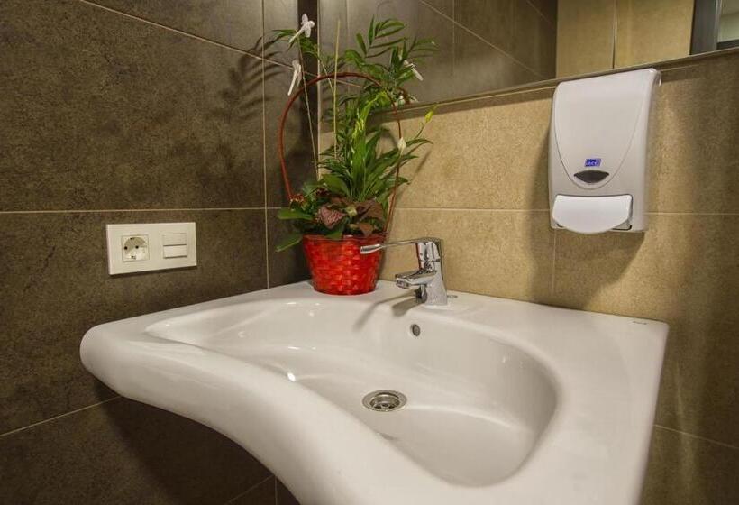 호텔 Hostal Elvira