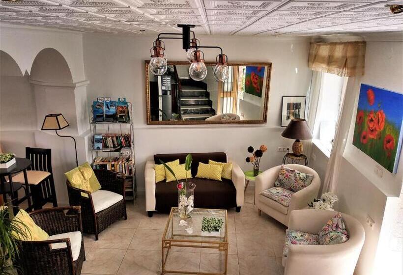 Отель Hostal Enriqueta