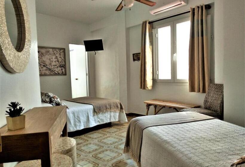 Отель Hostal Enriqueta