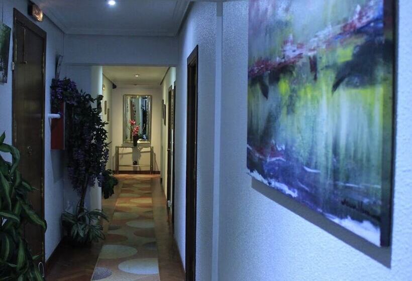 هتل Hostal Esmeralda