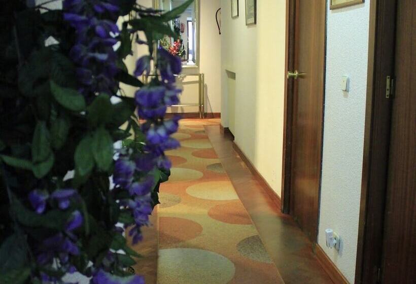 هتل Hostal Esmeralda