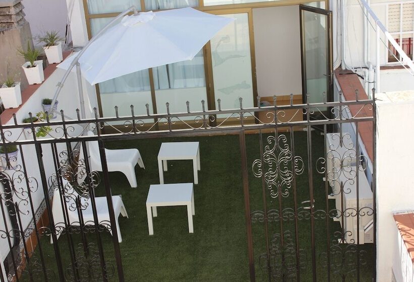 هتل Hostal Falfes