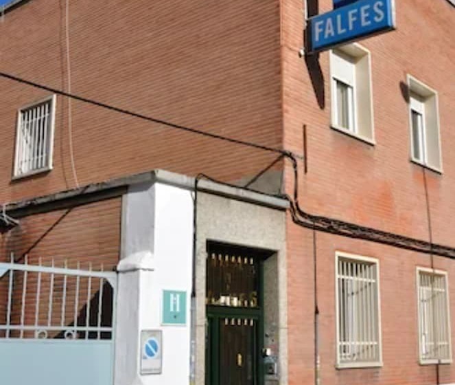 هتل Hostal Falfes