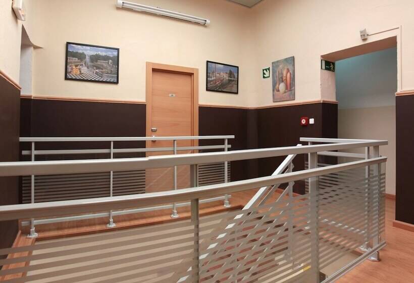 هتل Hostal Falfes