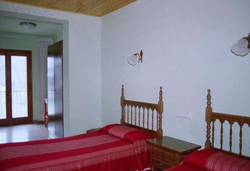 هتل Hostal Fondevila