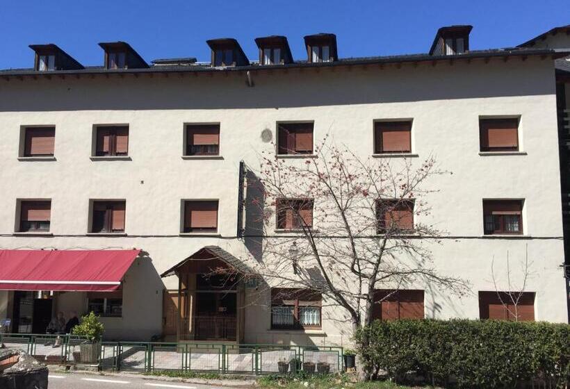 فندق Hostal Fondevila