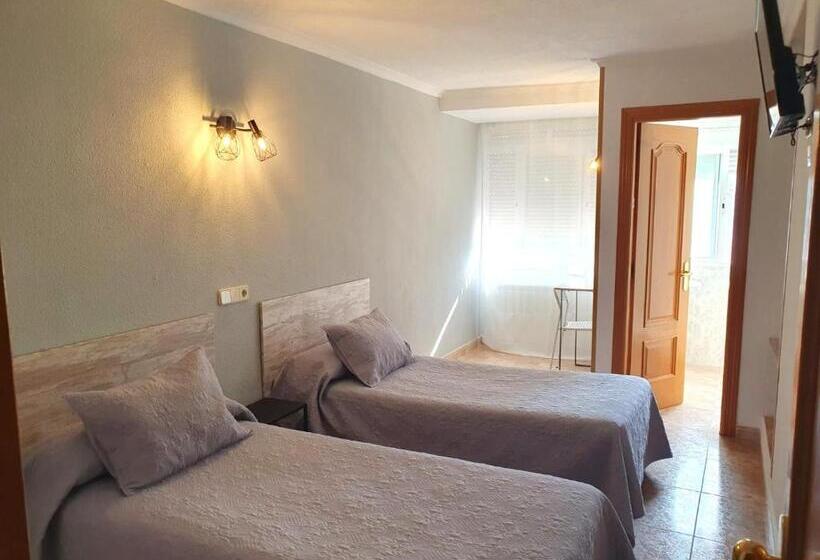 هتل Hostal Fronton