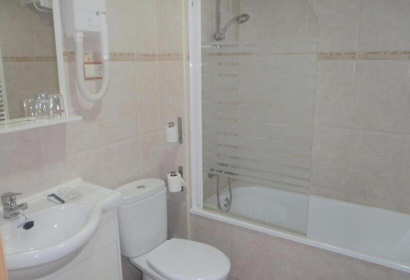 هتل Hostal Fronton