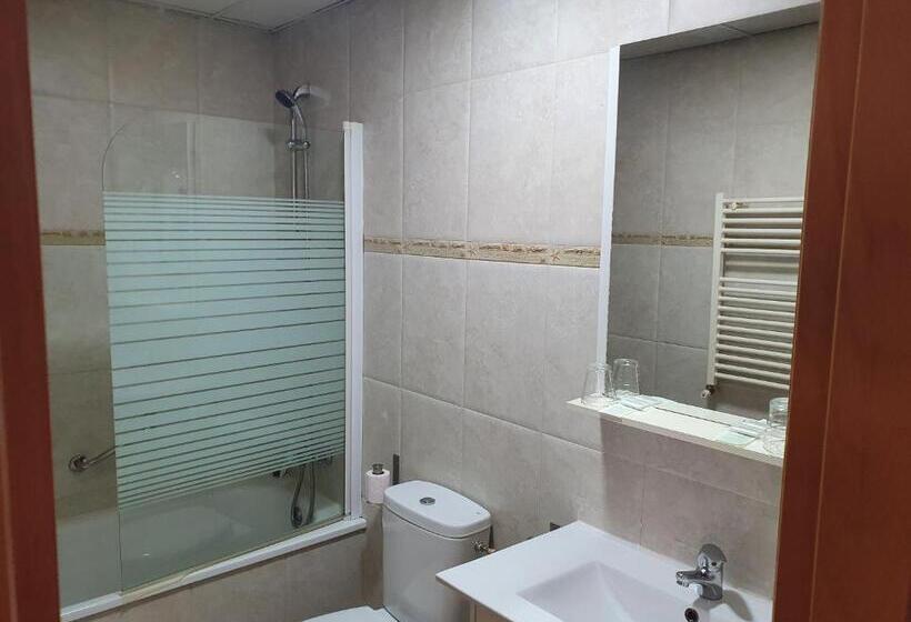 هتل Hostal Fronton