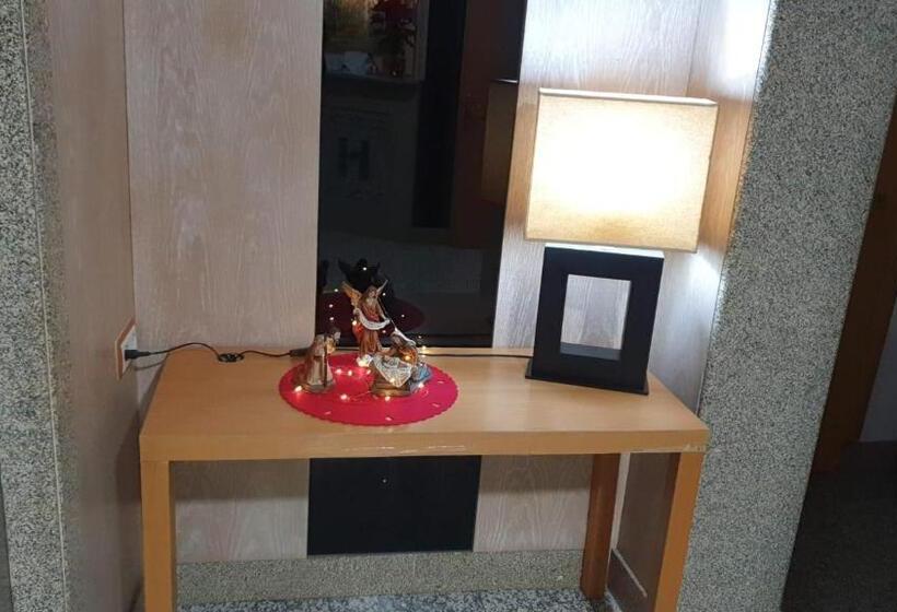 هتل Hostal Fronton