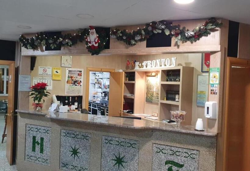 هتل Hostal Fronton