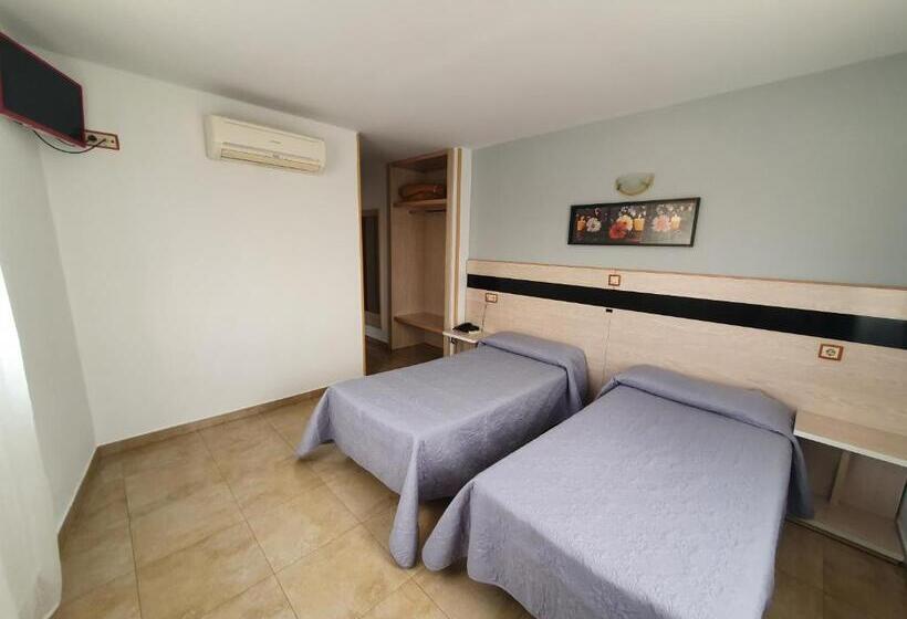 هتل Hostal Fronton