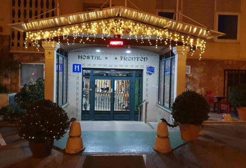 هتل Hostal Fronton