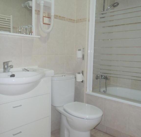 هتل Hostal Fronton