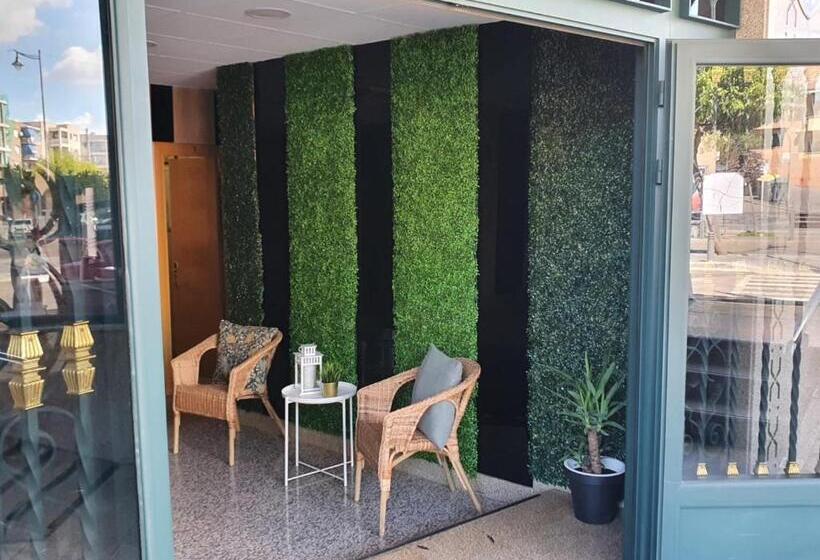 هتل Hostal Fronton