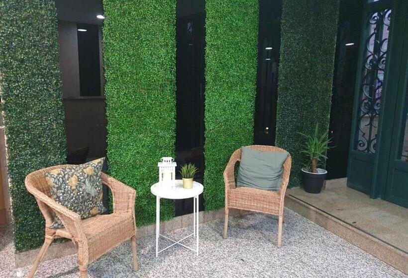 هتل Hostal Fronton