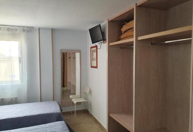 هتل Hostal Fronton