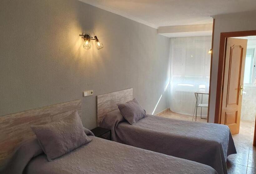 هتل Hostal Fronton