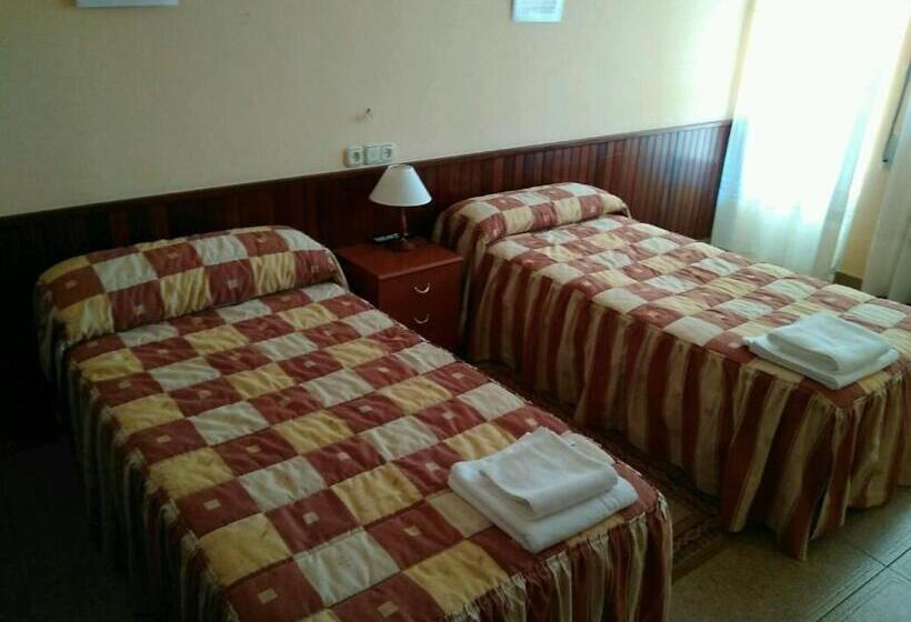 هتل Hostal Mayo