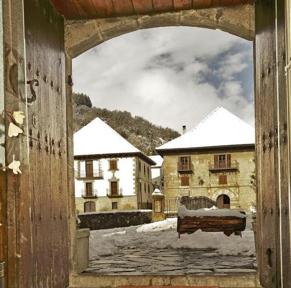 هتل Hostal Orialde