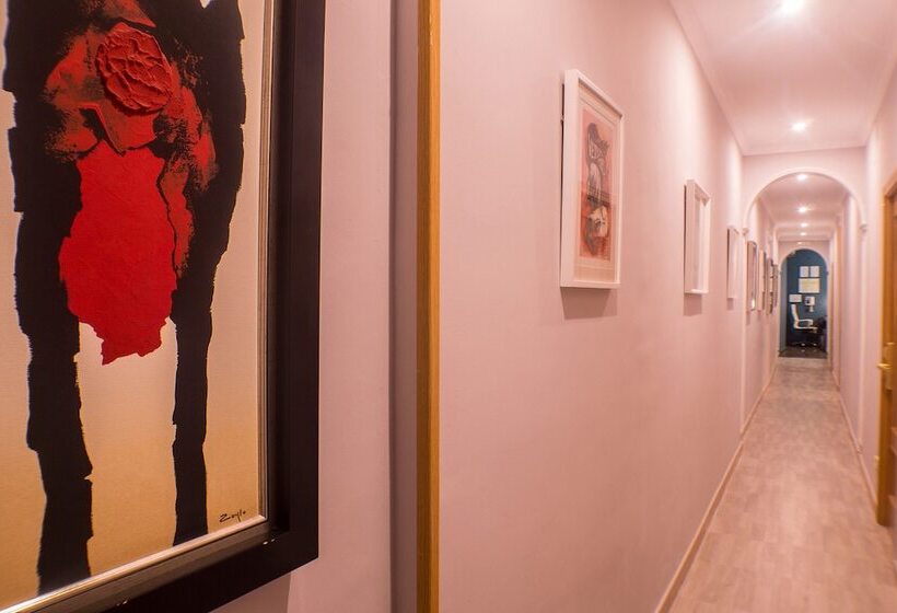 هتل Hostal Oriente