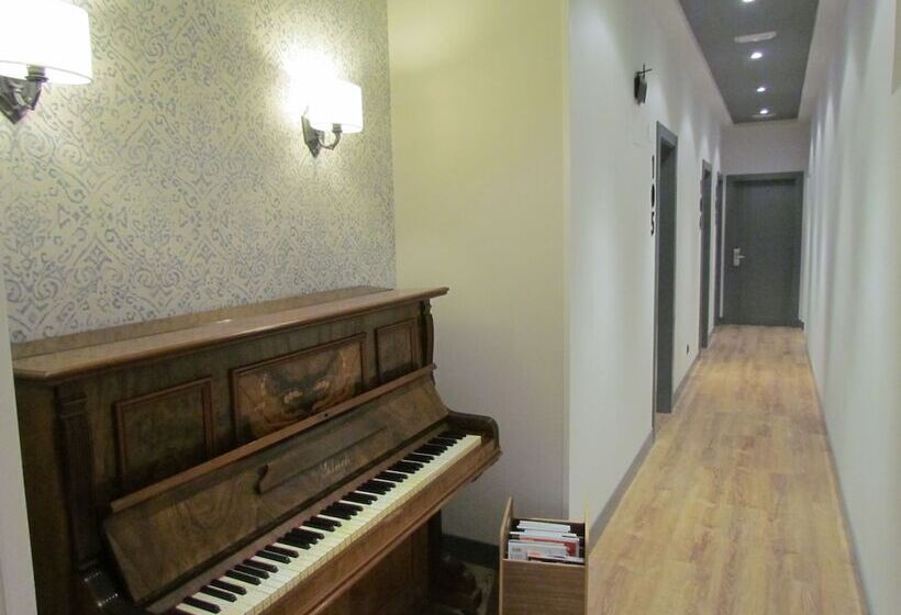 هتل Hostal Oriente