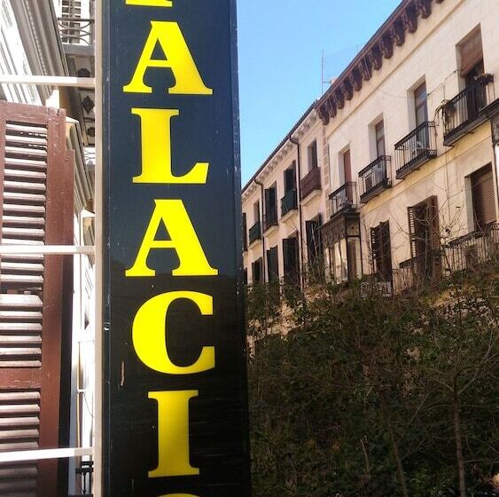 هتل Hostal Palacios Fuencarral