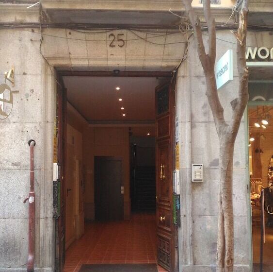 هتل Hostal Palacios Fuencarral