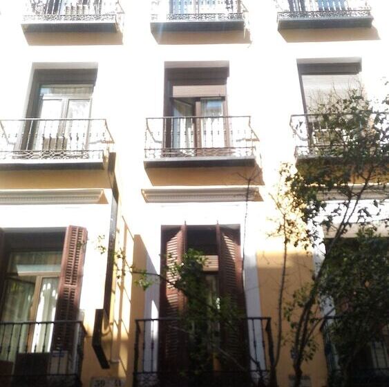 هتل Hostal Palacios Fuencarral