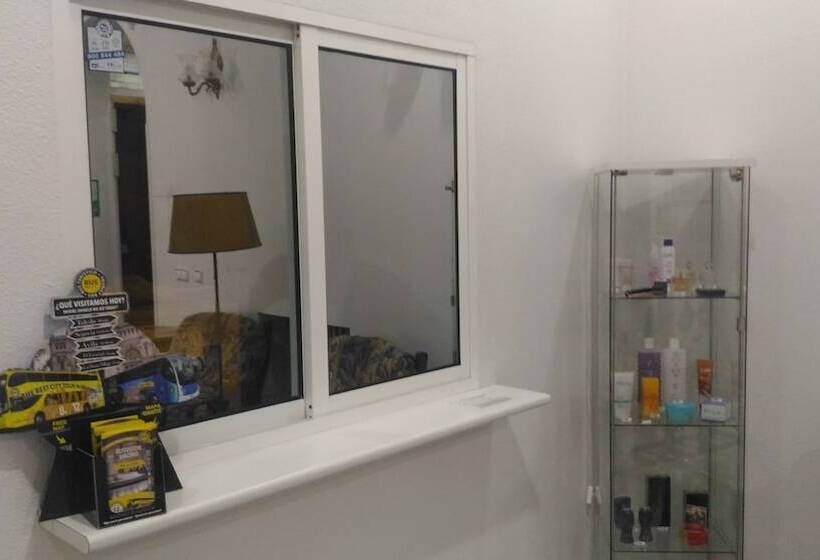 هتل Hostal Palacios Fuencarral