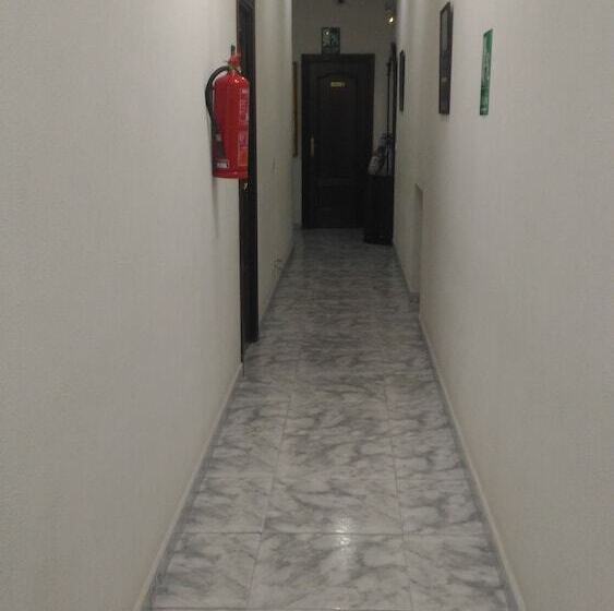 هتل Hostal Palacios Fuencarral