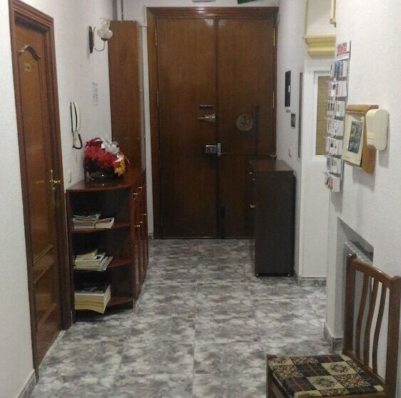 هتل Hostal Palacios Fuencarral