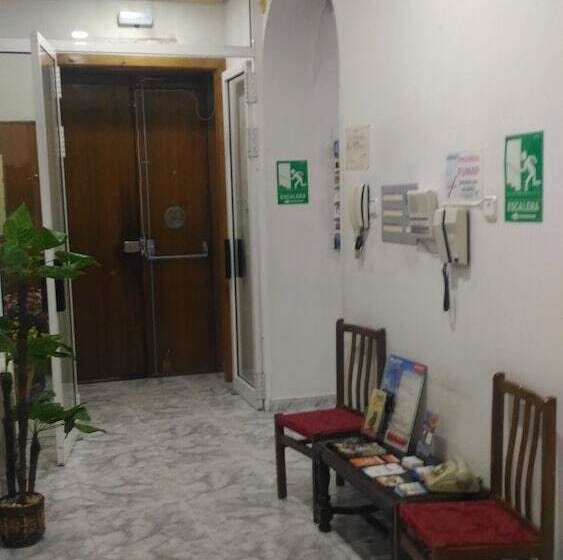 هتل Hostal Palacios Fuencarral