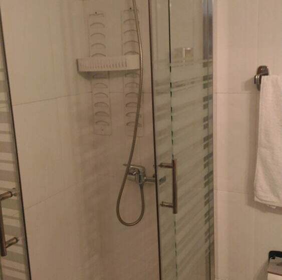 هتل Hostal Palacios Fuencarral