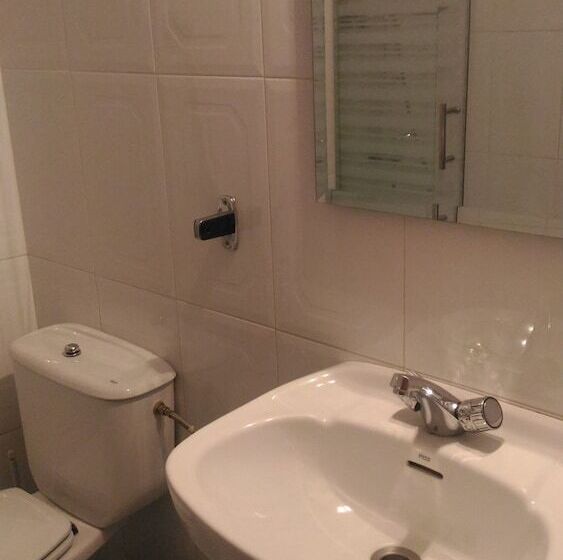 هتل Hostal Palacios Fuencarral