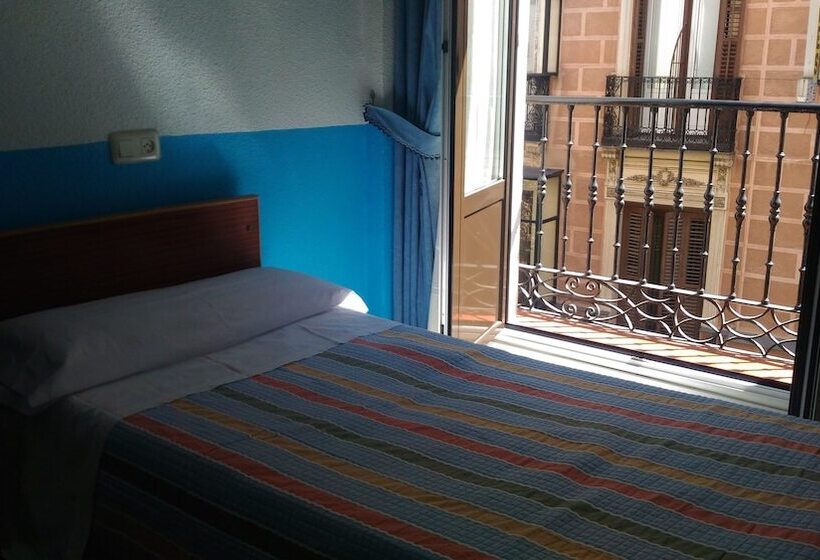 هتل Hostal Palacios Fuencarral