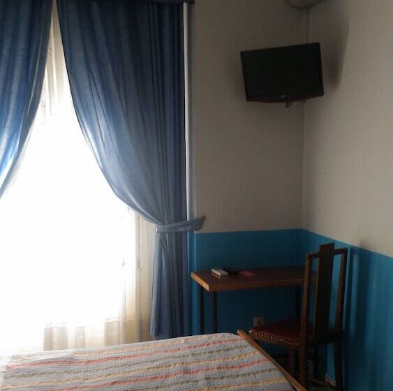 هتل Hostal Palacios Fuencarral