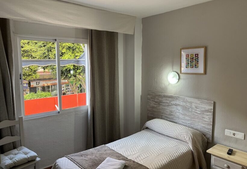 호텔 Hostal Virgen Del Rocio Ii