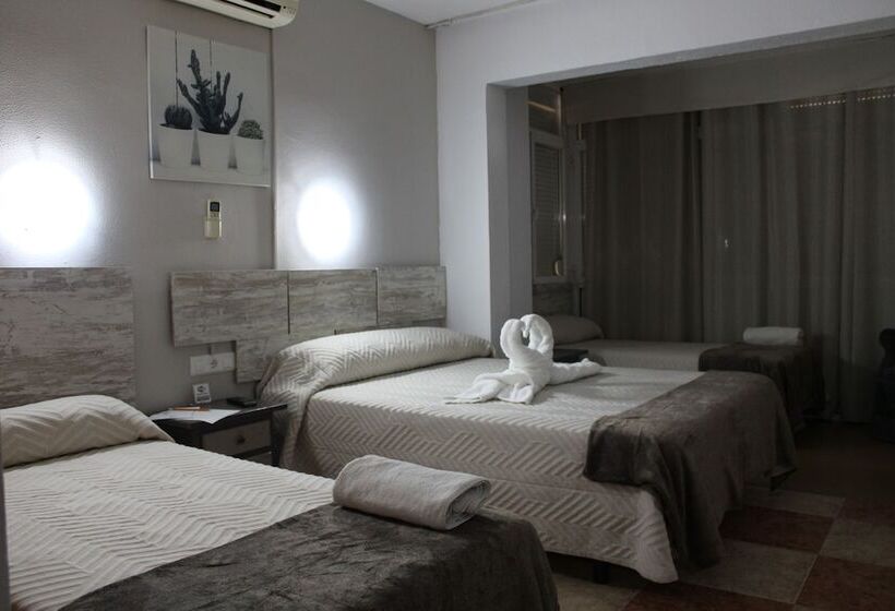 호텔 Hostal Virgen Del Rocio Ii