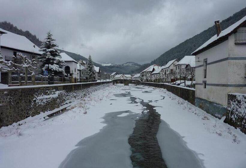 هتل روستایی Rural Auñamendi