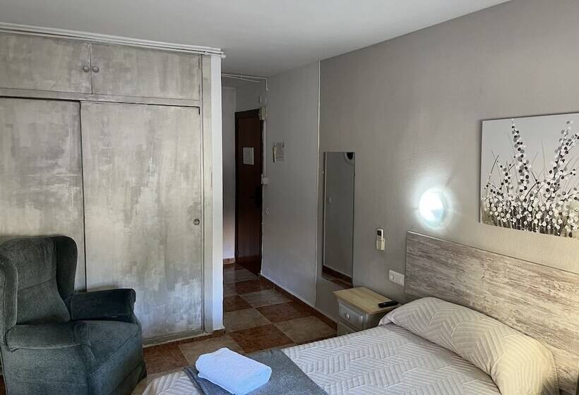 호텔 Hostal Virgen Del Rocio Ii