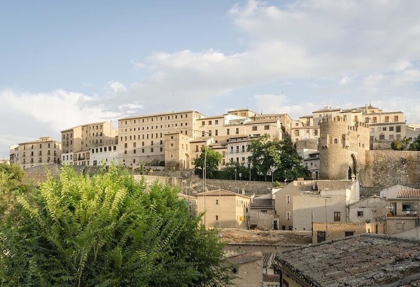 مسافرخانه Yit Puerta Bisagra