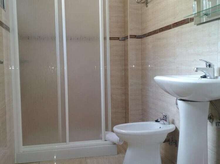 هتل Hostal Cruce