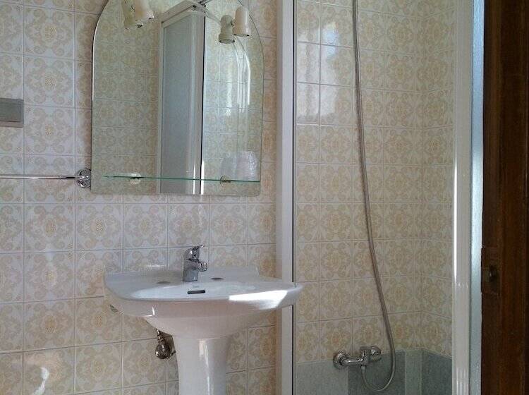 هتل Hostal Cruce