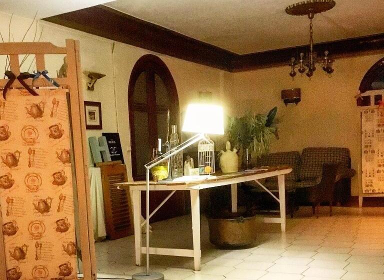 호텔 Hostal Pirineos