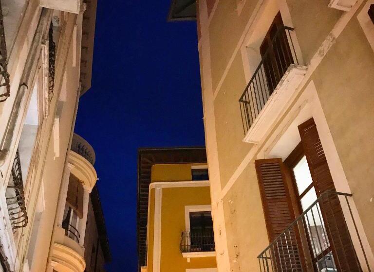 호텔 Hostal Pirineos