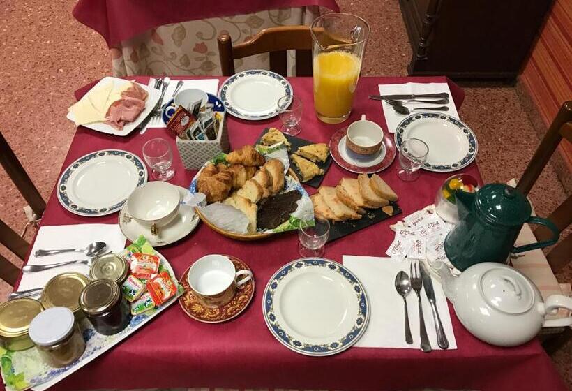 호텔 Hostal Pirineos