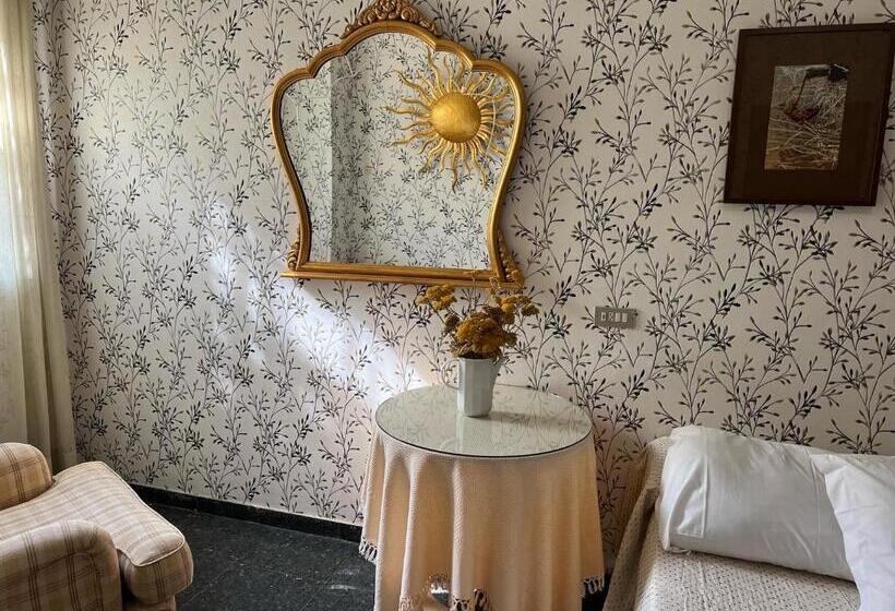 호텔 Hostal Pirineos