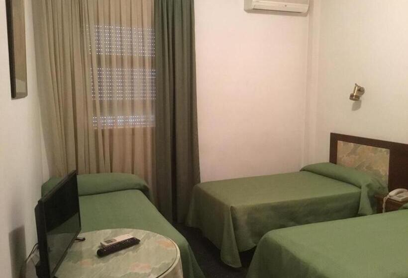 호텔 Hostal Pirineos