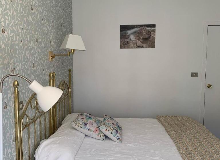 호텔 Hostal Pirineos